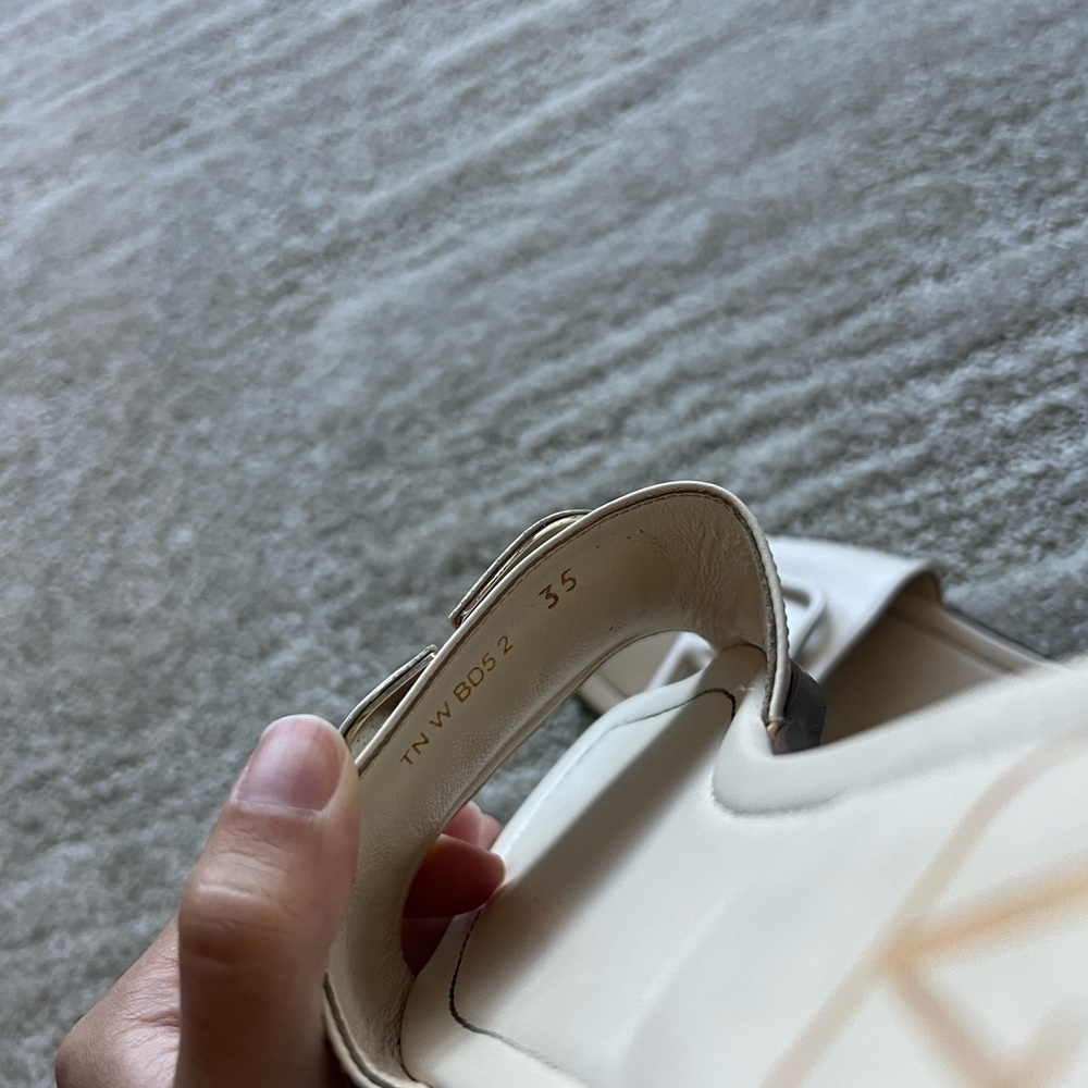 VALENTINO GARAVANI White Leather Cut-Out VLOGO Slides - Picture 6 of 8